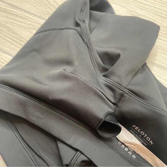 Peloton Black Racer Back Sports Bra w/Back Pocket Pouch Women’s Size Large - Picture 11 of 13